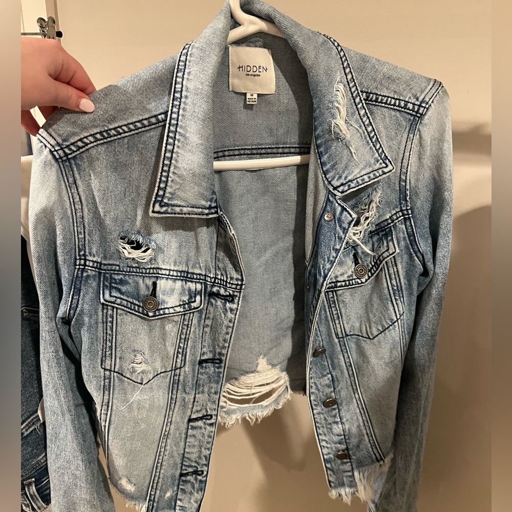 Hidden Jeans Frayed Hem Cropped Denim Jacket